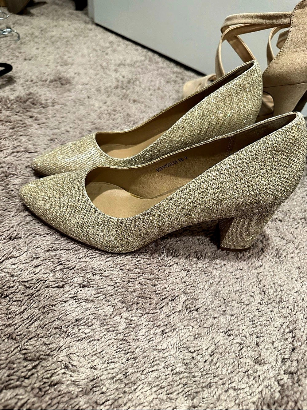 Pointed Toe Heels in Gold Like New
